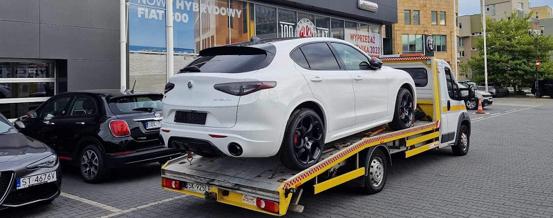 białe auto na lawecie